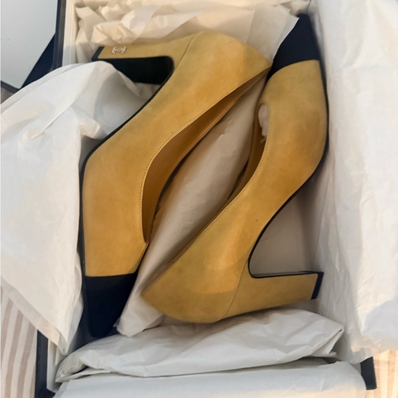CHANEL cap toe pumps. never worn. brand new in box size 38.5 - Picture 4 of 11